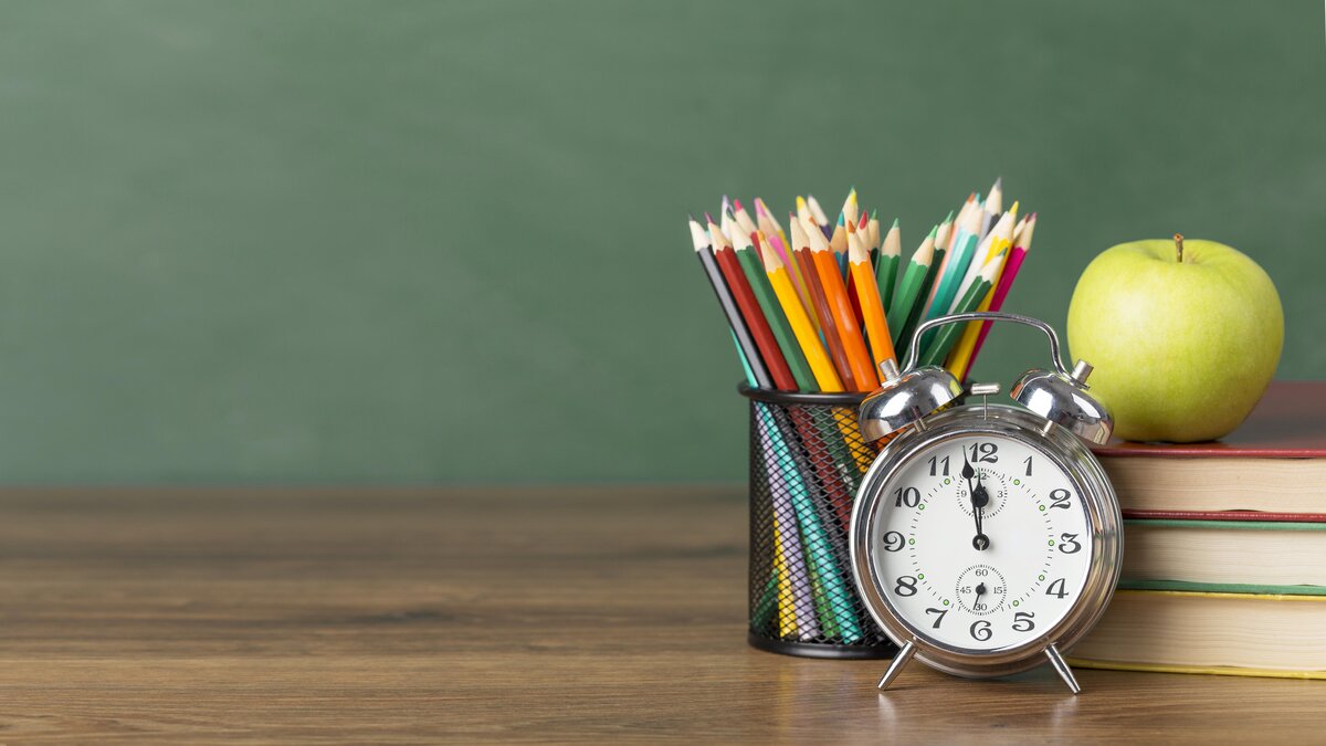 vue-de-face-des-objets-educatifs-avec-espace-de-copie.jpg